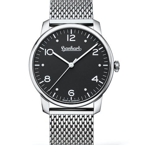 Hanhart Pioneer Silva Front Steel black high res Die schwarze Pioneer Silva an einem Milanaiseband.