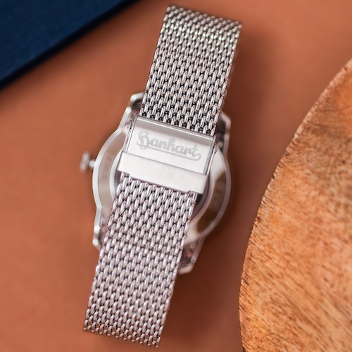 Hanhart_Pioneer_Silva_Milanaise_Schliesse Das Milanaise-Band hat einen Verschluss, der das historische Hanhart-Logo abbildet.