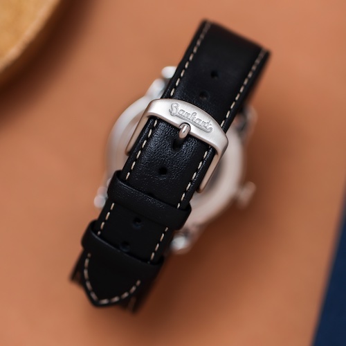 Hanhart Pioneer Silva Schließe Die Dornschließe ist mit dem historischen Hanhart-Schriftzug graviert.