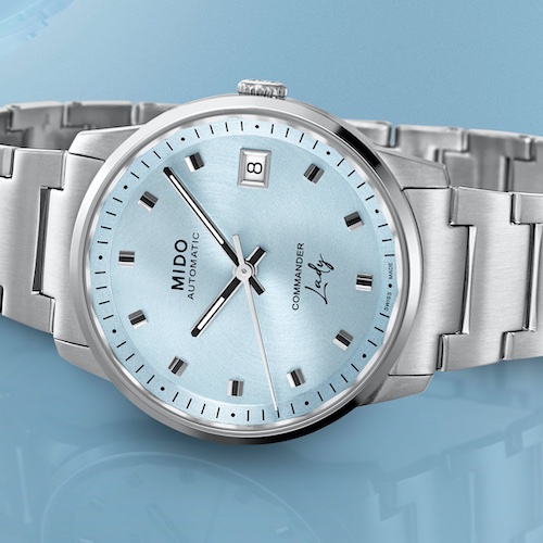 Mido Commander Lady Blue M021.207.11.041.00 Stunden- und Minitenzeiger der Mido Commander Lady Blue sind mit weißer Leuchtfarbe beschichtet.