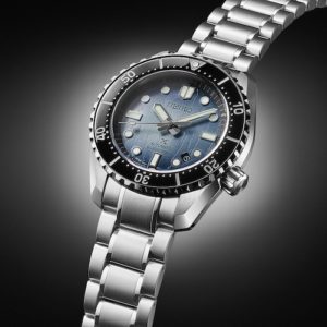 Getragen wir die Seiko 1968 SLA071J1 an einem dreireihigen Edelstarmband mit Faltschließe.