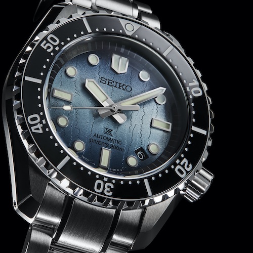 Seiko Prospex 1968 Divers SLA073J1 Untersicht Tag Das Zifferblatt besitzt einen Farbverlauf von Petrol zu Schwarz und its mit einem Muster unterlegt.