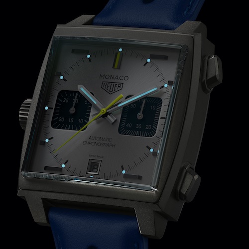 TAG Heuer Monaco Chronograph Racing Blue CAW218C.FC6548 Zeiger und Indizes des TAG Heuer Monaco Chronographen Racing Blue sind mit Leuchtfarbe beschichtet.