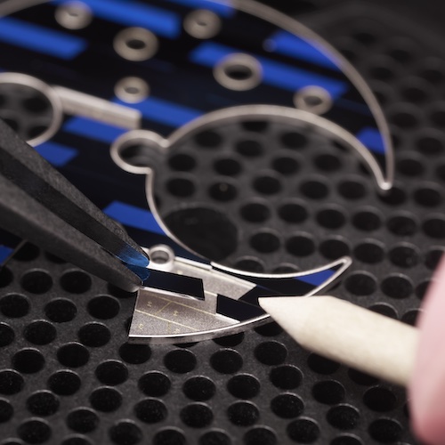 Ulysse Nardin Blast 1760-401-3A/3A Zifferblatt Das Zusammensetzen der winzigen Siliziumstückchen zu einem Zifferblatt erfordert von den Kunsthandwerkern viele Stunden konzentrierter Arbeit.