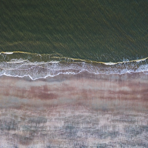 Wattenmeer Luftaufnahme Im Wattenmeer sind mehr als 10.000 Arten zu Hause und die Menge an Biomasse ist vergleichbar mit derjenigen des Regenwalds.
