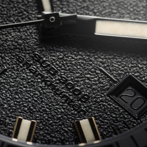 Doxa Sub 300 Beta Sharkhunter 830.20.101.20 3 Das Zifferblatt der Doxa Sub 300 Beta ist mit einer mattschwarzen Körnung versehen.