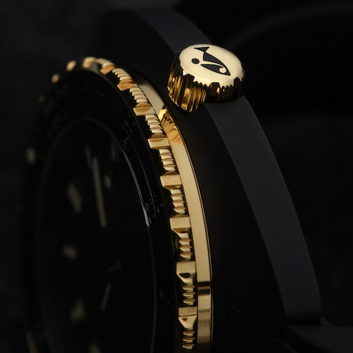 Doxa SUB 300 Beta Sharkhunter 830.20.101.20 3 Die Krone und die Drehlünette bestehen aus 18K Gold in der Tönung 3N.