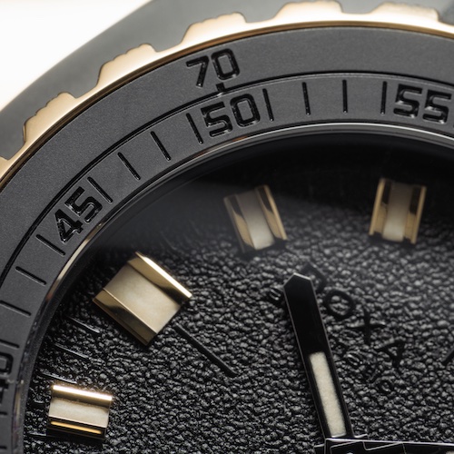 Doxa SUB 300 Beta Sharkhunter 830.20.101.20 3 Der äußere Ring der Lünette zeigt die Tauchtiefe in Fuß an.