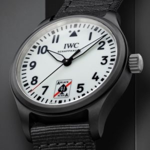 Das ganze Zifferblatt der IWC Fliegeruhr leuchtet bei Dunkelheit grünlich.