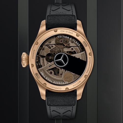 IWC Schaffhausen Big Pilot's AMG G 63 Armorgold IW501201 Boden Das Werk lässt sich durch einen Sichtboden bewundern, der an die Reserverad-Abdeckung am Heck der G-Klasse erinnert.