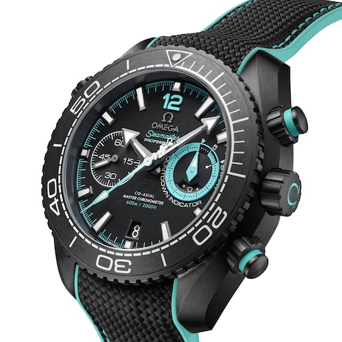 Omega Seamaster Planet Ocean Deep Black Emirates Team New Zealand Kautschukband Die Nähte des schwarzen Kautschukbandes und die Drücker und die Krone sind mit türkisfarbenen Elementen versehen.