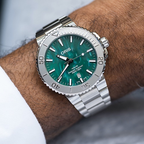 Oris x Bracenet Aquis Date großes Modell Das große Modell der Oris Bracenet besitzt einen Durchmesser von 43,50 Millimetern.