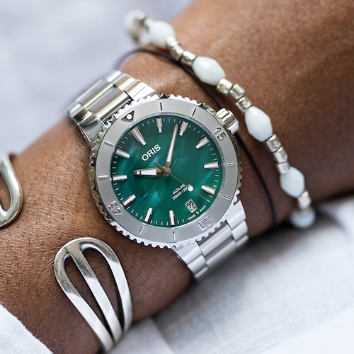 Oris x Bracenet Aquis Date kleines Modell Das kleinere Modell der Oris Bracenet besitzt einen Durchmesser von 36,50 Millimeter.