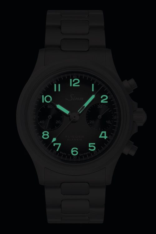 Sinn Spezialuhren 356 Flieger Klassik AS E Edelstahlband Nacht Die mit Leuchtfarbe beschichteten Zeiger und Ziffern leuchten im Dunkeln grünlich.