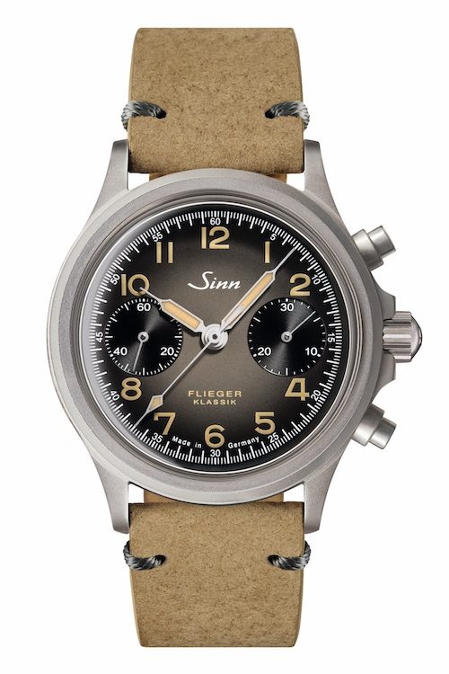 Sinn Spezialuhren 356 Flieger Klassik AS E Lederband Zeiger und Ziffern sind mit elfenbeinfarbener Leuchtmasse belegt, die der Uhr Patina verleiht.