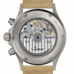 Das Chronographenkaliber Sellita SW 510 ist unter dem verschraubten Saphirglasboden sichtbar.