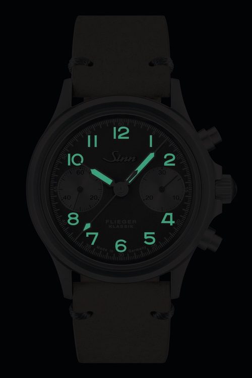 Sinn Spezialuhren 356 Flieger Klassik Jubiläum WSN Nacht Ziffern und Zeiger sind mit Leuchtfarbe belegt, die im Dunkeln grün leuchtet.