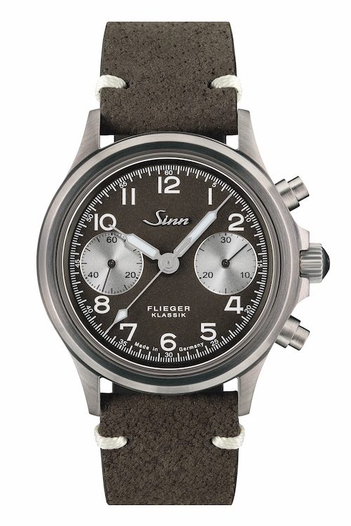 Der Chronograph besitzt eine Bicompax-Anordnung mit anthrazitfarbenem Zifferblatt und silbermatten Totalisatoren.