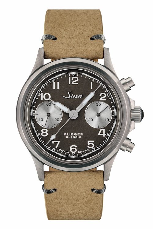 Sinn Spezialuhren 356 Flieger Klassik Jubiläum WSN sandfarbenes Band Erstmals ist das Modell 356 mit dem Schriftzug Flieger Klassik versehen.