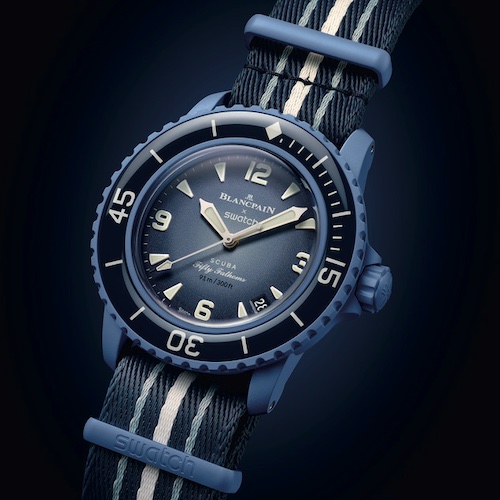 Swatch Scuba Fifty Fathoms Atlantic Ocean Font Die einseitig drehbare Lünette aus ozeanblauem Bioceramic hat einen kratzfest beschichteten Einsatz in Schwarz.