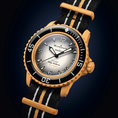 Swatch Scuba Fifty Fathoms Pacific Ocean Front Das weiße Zifferblatt hat einen schwarzen Farbverlauf-Druck.