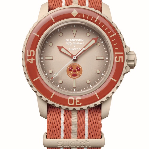 Swatch Scuba Fifty Fathoms Soldat Das beigefarbene Modell Arctic Ocean besitzt einen Farbverlauf auf dem Zifferblatt.
