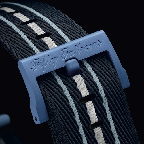 Swatch Scuba Schließe Die Schließe ist mit dem Schriftzug Fifty Fathoms vesehen. Das Band stammt von recycelten, aus dem Meer entfernten Fischernetzen.