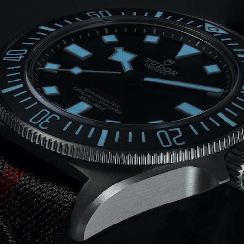 Tudor Pelagos FXD Zifferblatt Nacht Die weiße Leuchtfarbe auf Indizes, Zeigern und Drehlünette leuchtet im Dunkeln in Blau.