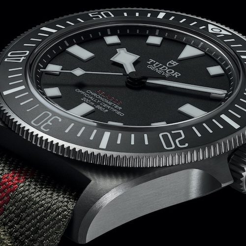 Tudor Pelagos FXD Zifferblatt Tag Das gewebte Textilband wird durch die fixierten Bandstege hindurchgeführt.