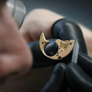 Die Kanten der Platine werden von Hand abgeschrägt.