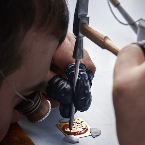 Frédérique Constant Charbonnage Die sogenannte Charbonnage erfolgt durch leichtes Hämmern.