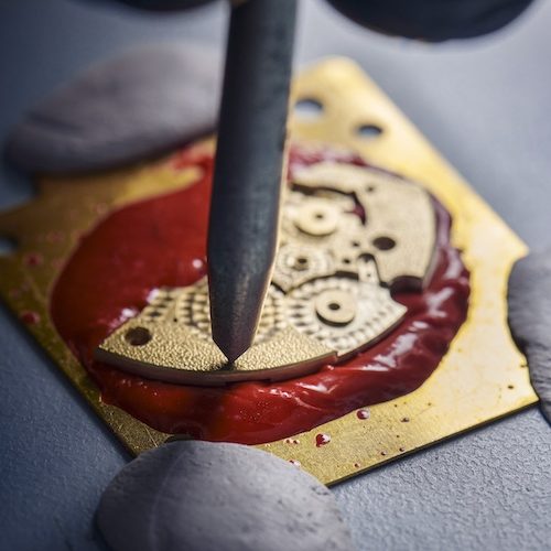 Frédérique Constant Charbonnage Die Oberfläche des Werkes wird dem Aussehen des Zifferblattes angepasst.