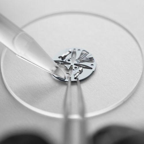 Frédérique Constant Montage_1_Monolithic_FC-810MC3S6 Das Element aus Silizium ersetzt 26 Komponenten einer klassischen Hemmung.