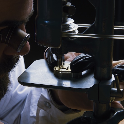 Frédérique Constant Perlage Maschine Das punktgenaue Setzen der Perlierungen erfolgt unter der Lupe und von Hand.