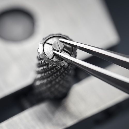 Frédérique Constant Polieren Die Schraube wird für die Schwarzpolitur montiert.