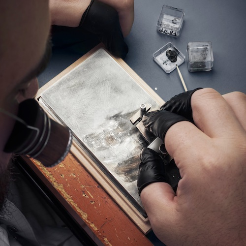 Frédérique Constant Schwarzpolieren Bei der Schwarzpolitur wird die Schraube über eine mit Diamantine beschichtete Zinkplatte geführt.