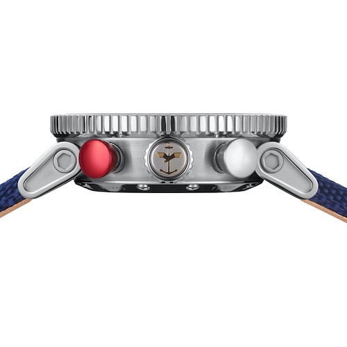 Hanhart Primus Fly Navy Krone PVD Edelstahl Das Marinefliegerlogo ist auf der Krone des Chronographen angebracht.