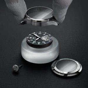 Gehäuse und Krone der IWC Pilot's Watch Edition Markus Bühler bestehen aus Platin.