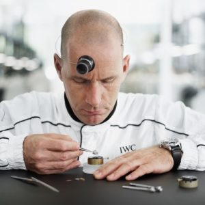 Markus Bühler bei der Montage des Tourbillons in die limitierte Edition.