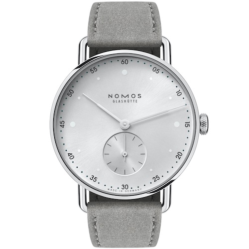 Nomos Glashütte Metro 33 All Silver Die silberfarbene Variante besitzt graue Ziffern.