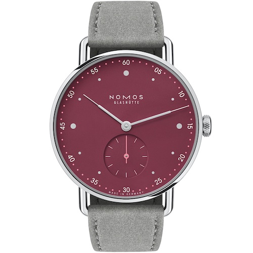 Nomos Glashütte Metro 33 Muted Red Die umlaufende Minuterie ist zweistellig ausgeführt.