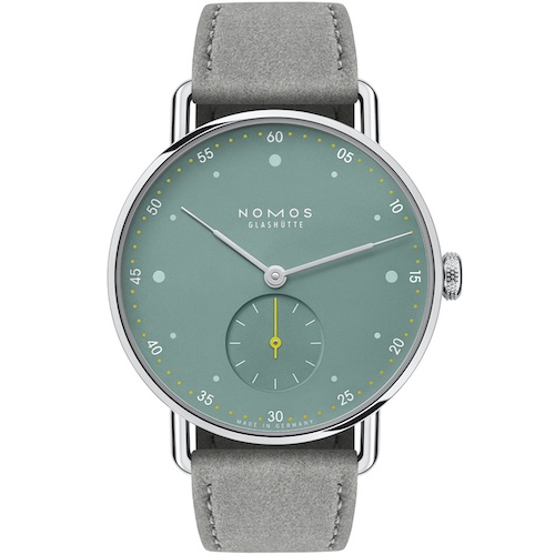 Nomos Glashütte Metro 33 Sage Die Metro besitzt punktierte Stundenindizes.