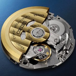 Das Automatikkaliber Seiko 6R54 besitzt 24 Lagersteine und bietet eine Gangautonomie von 72 Stunden.