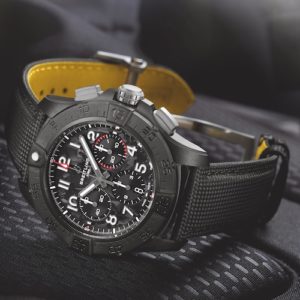 Das schwarze Zifferblatt des Night Mission Chronographen ist aus Karbonfaser gefertigt.