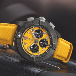 Der Breitling Avenger B01 Chronograph 44 Night Mission besitzt ein Keramikgehäuse.