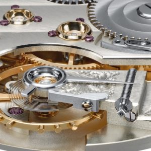 Die lange Regulierschrauben stellt den Rücker für die Steuerung der Ganggenauigkeit.