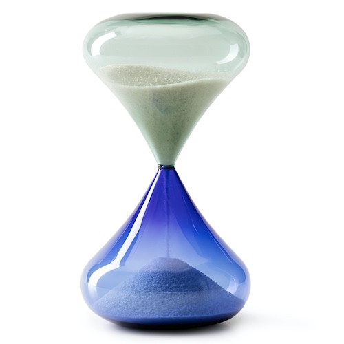 Auch das Glas aus Murano hat einen gesetzlichen Herkunftsschutz. Wie die Uhren aus Glashütte. Das symbolisiert die zweifarbige Sanduhr.