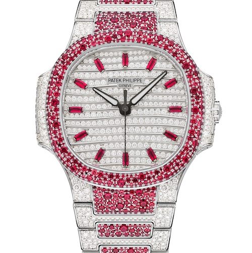 Patek Philippe 7118/1452G-001_Rubine 876 Rubine schmücken die Patek Philippe Nautilus Referenz 7118/1452G-001. Sie haben eine Gesamtgewicht von 6,58 Karat.