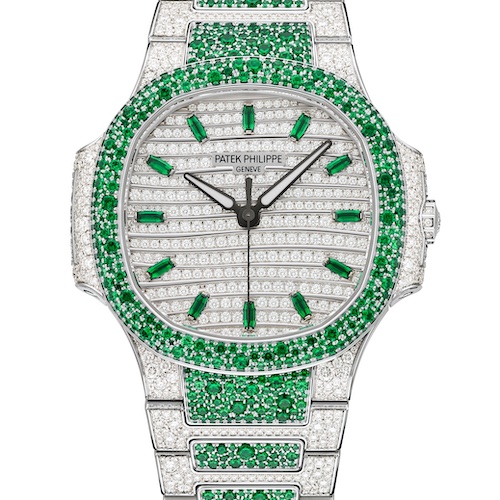 Patek Philippe 7118/1453G-001 Smaragde Die Patek Philippe Nautilus Referenz 7118/1453G-001 besitzt 876 Smaragde. Sie haben ein Gesamtgewicht von 3,68 Karat.