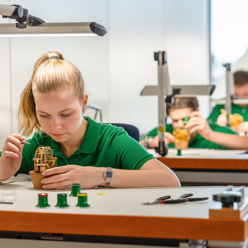 Jährlich werden sechs junge Menschen bei Rolex in Köln zu Uhrmachern ausgebildet.